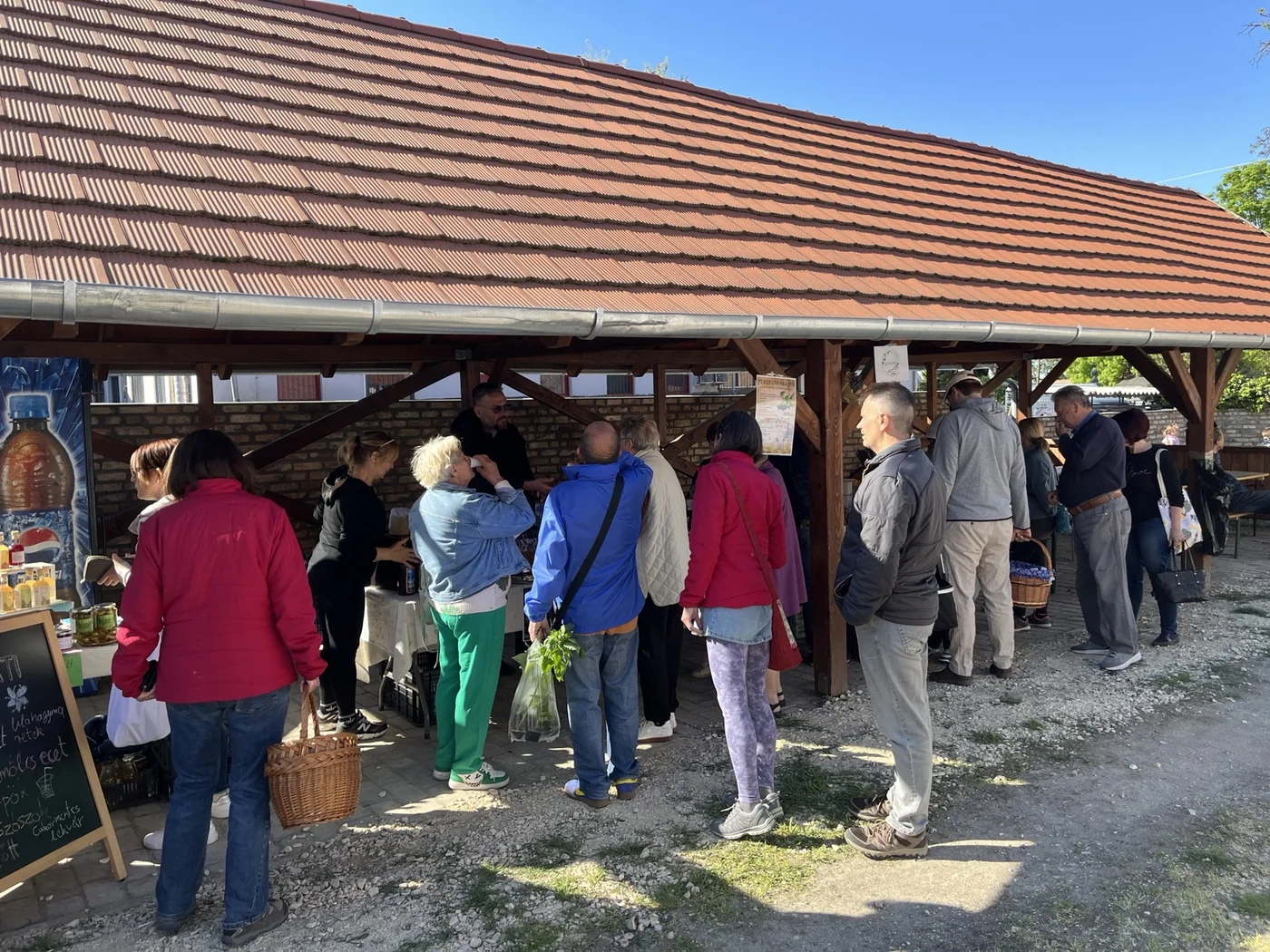 Árusok és vásárlók a fedett piactérnél