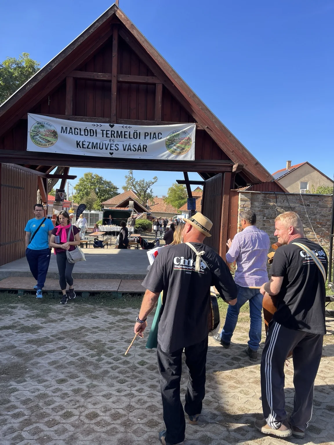 A Maglódi Tájház kapuja a piac feliratával