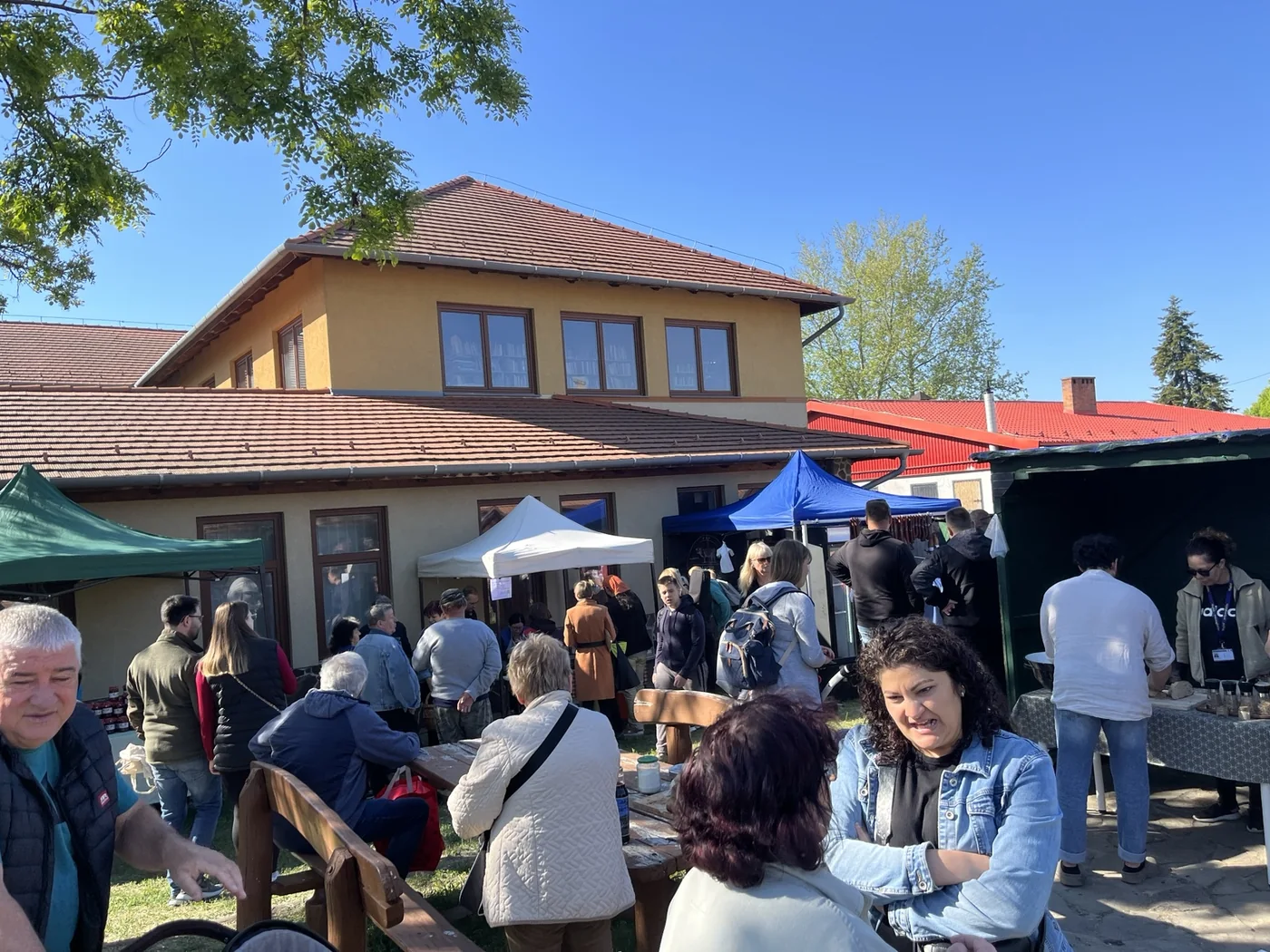 Családok a piac udvarán